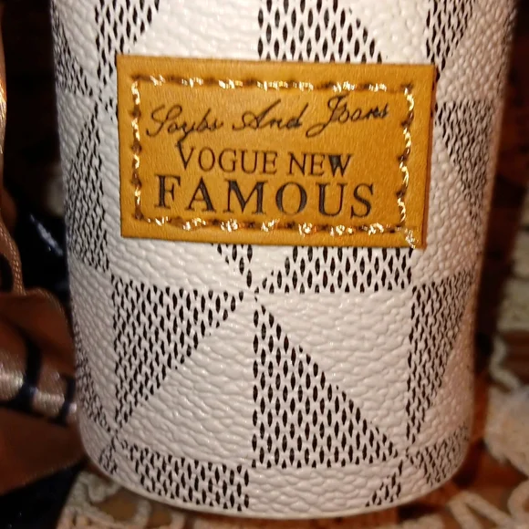 🆕️VOGUE NEW FAMOUS 1 LUXURY KEYCHAIN 3 COLOR CHOICE STOCKING STUFFER - Picture 17 of 17